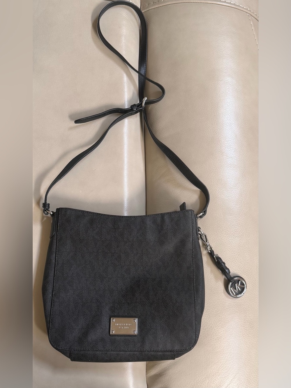 Michael Kors Jet Set travel messenger crossbody (Black with Silver)